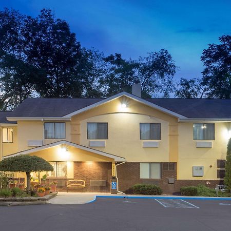 Super 8 by Wyndham Radford VA Hotel Eksteriør billede