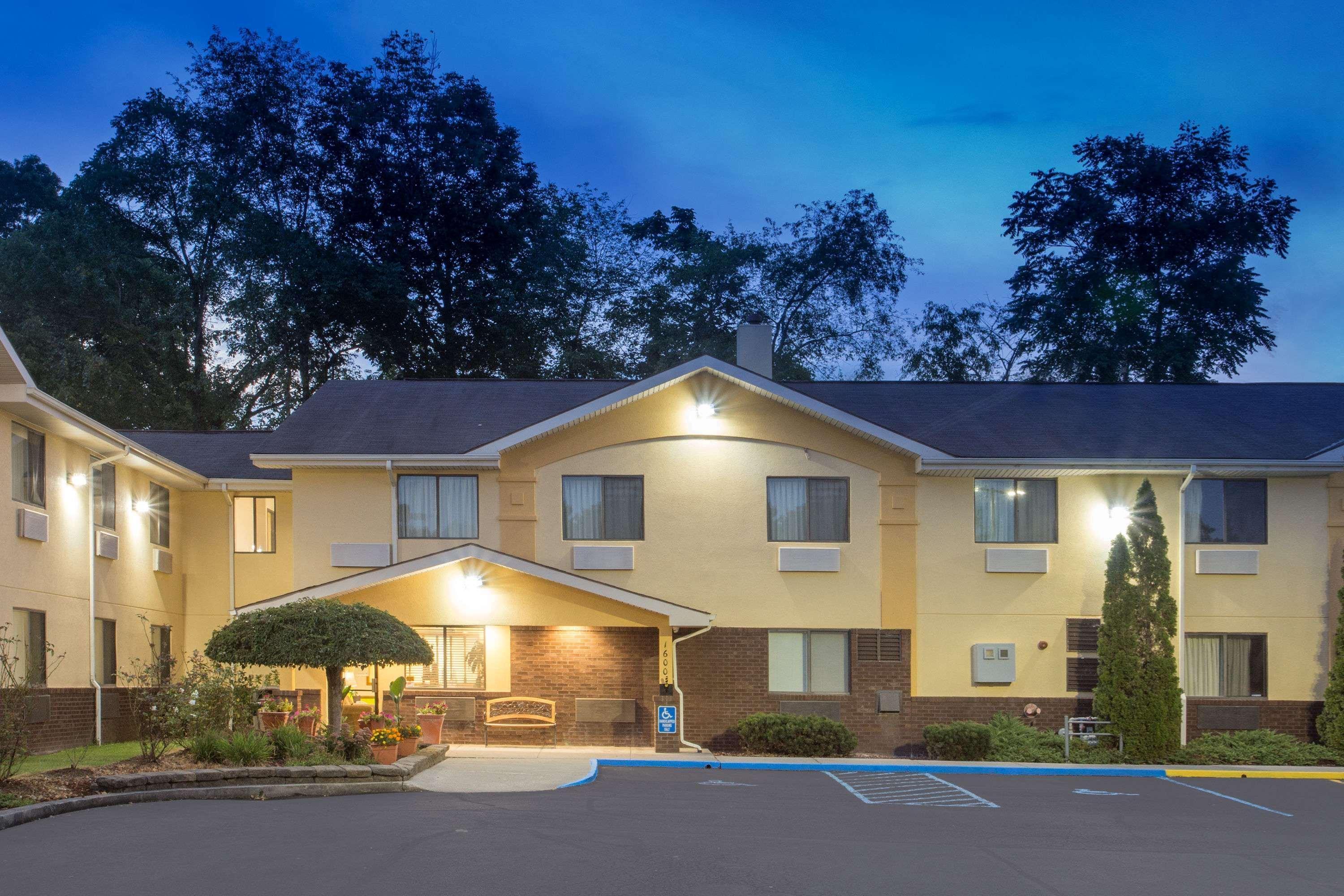Super 8 by Wyndham Radford VA Hotel Eksteriør billede