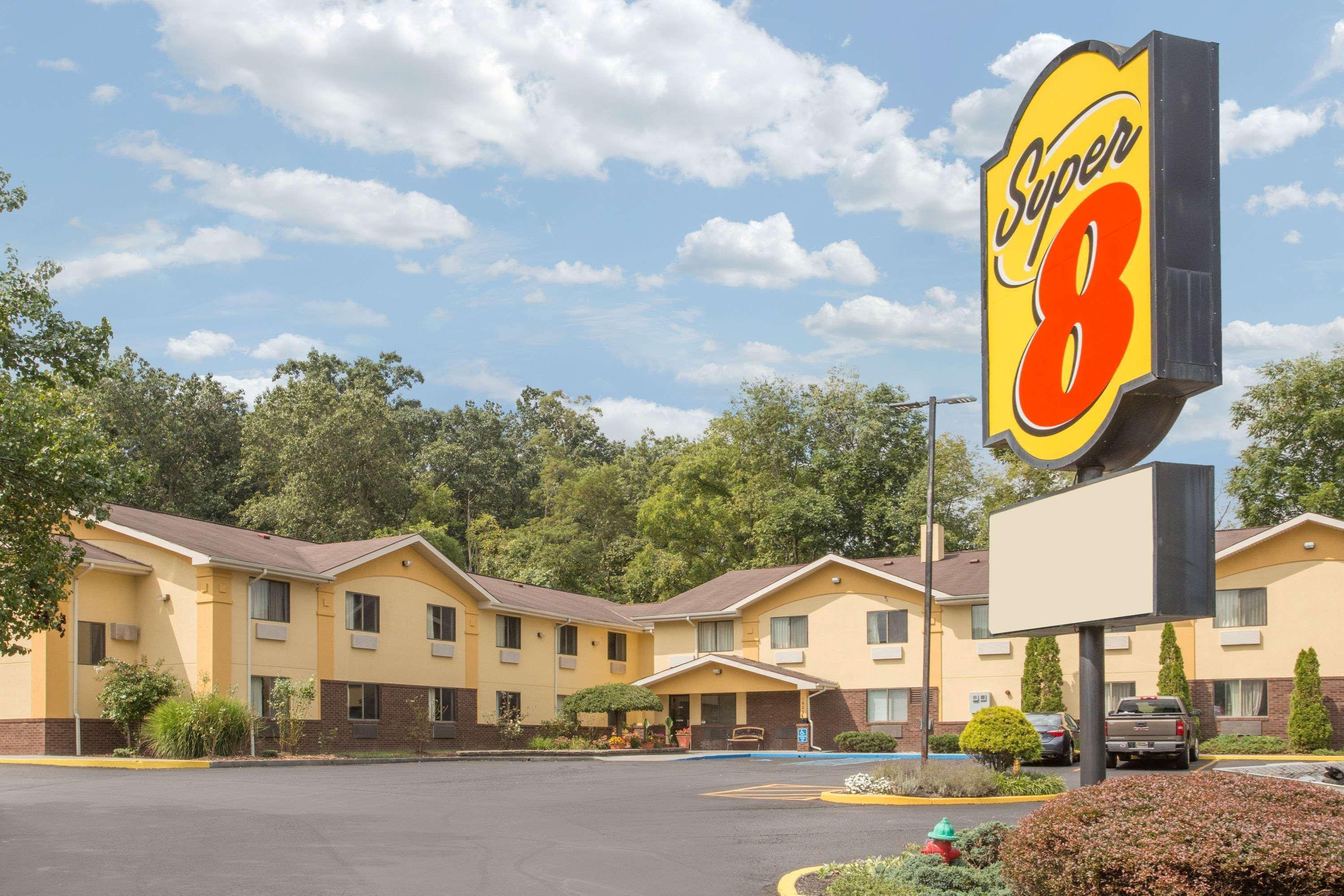 Super 8 by Wyndham Radford VA Hotel Eksteriør billede